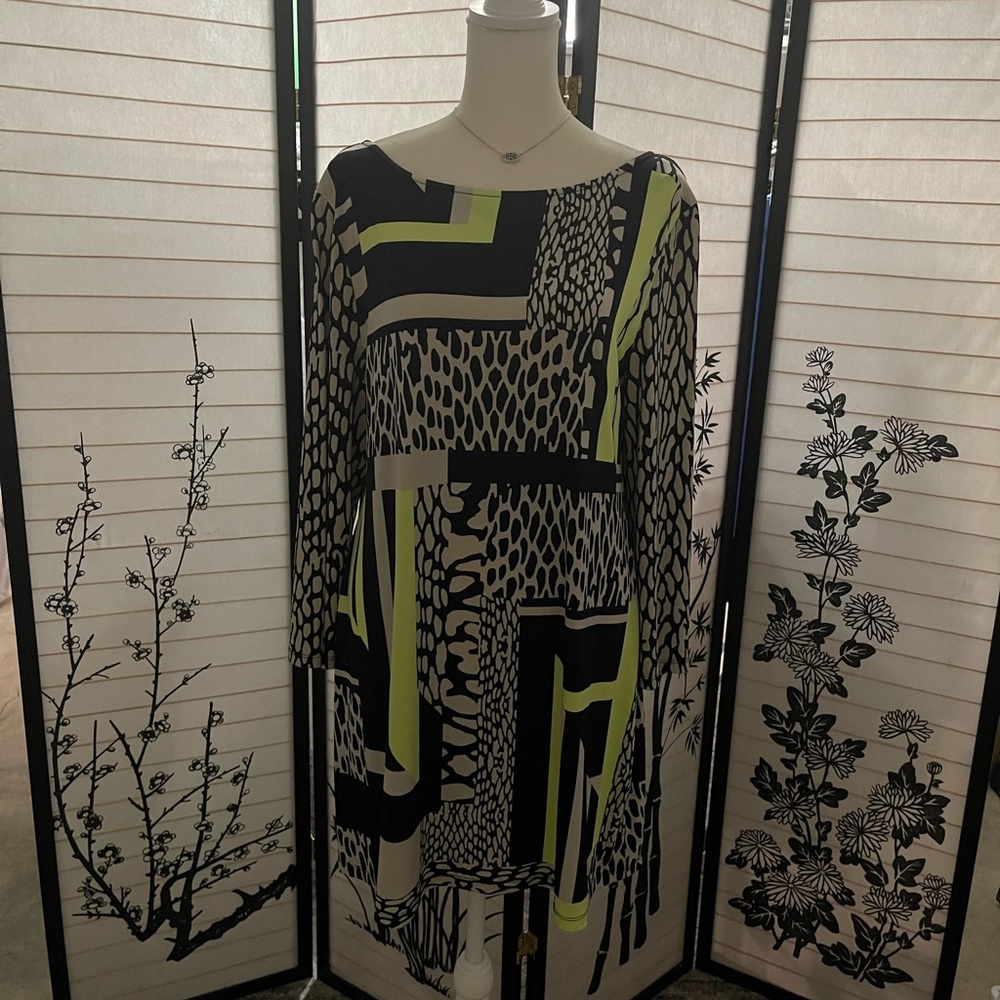 Beautiful, comfortable, shift dress with vibrant colors sure to catch attention!